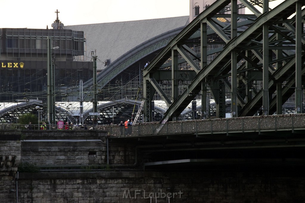 PSpringt kein Suizid Brueckenspringer Koeln Hohenzollernbruecke P228.JPG - Miklos Laubert